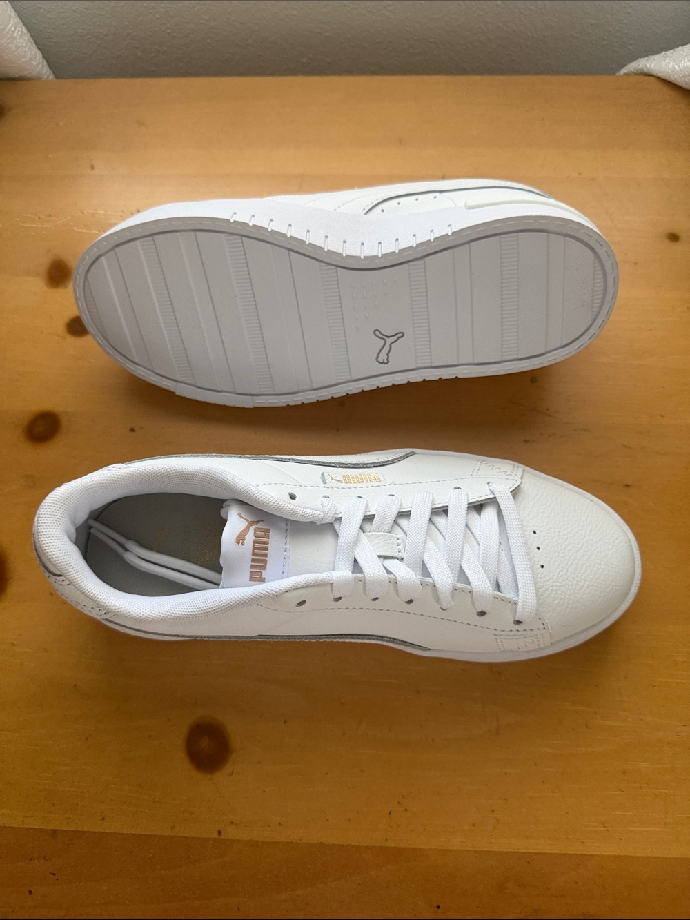 Puma Women White Sneakers with Gold Accent NEVER WORN SIZE 7